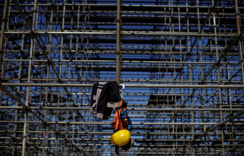 © Reuters. Uniforme de funcionário é visto em canteiro de obra em Copacabana, no Rio de Janeiro