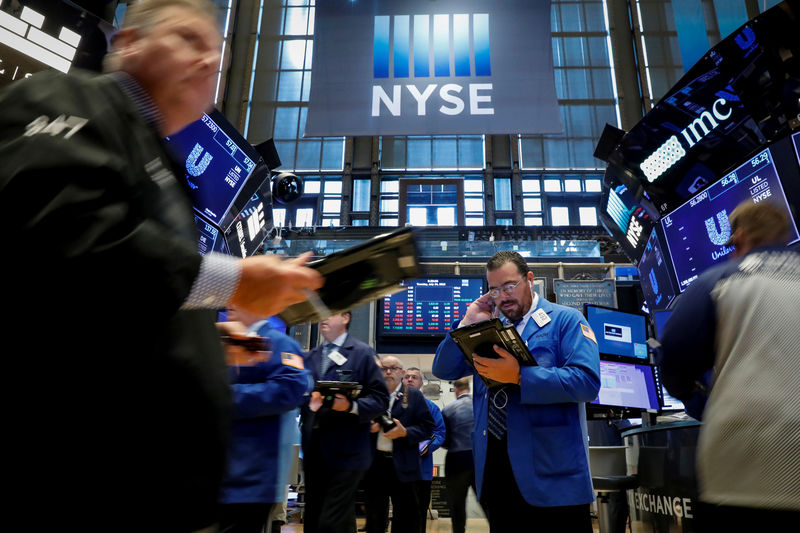 © Reuters. Traders work on the floor of the NYSE in New York