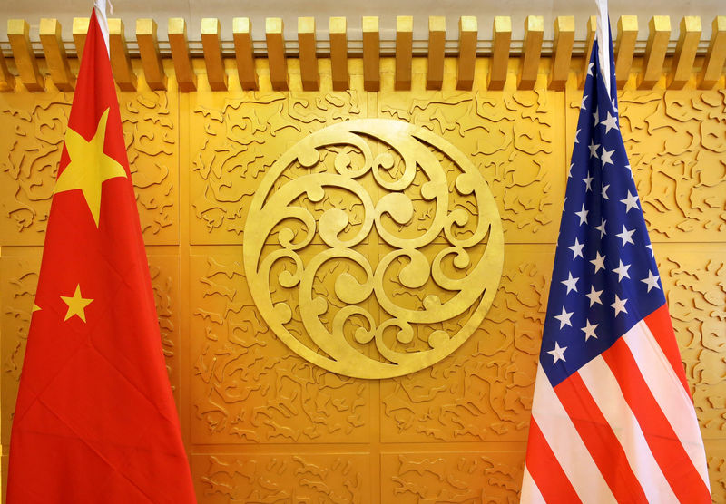 © Reuters. FILE PHOTO: Chinese and U.S. flags are set up for a meeting during a visit by U.S. Secretary of Transportation Elaine Chao at China's Ministry of Transport in Beijing