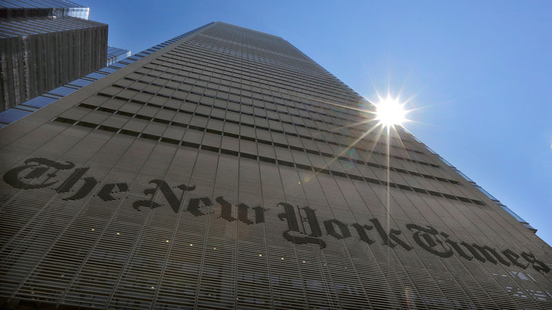 © Reuters. FILE PHOTO: The sun peaks over the New York Times Building in New York