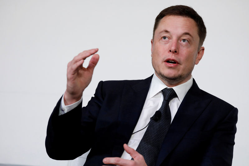 © Reuters. FILE PHOTO: Elon Musk, founder, CEO and lead designer at SpaceX and co-founder of Tesla, speaks at the International Space Station Research and Development Conference in Washington