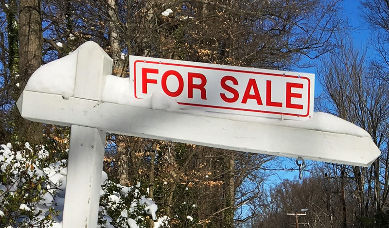 © Reuters. FILE PHOTO: FILE PHOTO: A house-for-sale sign inside the Washington DC Beltway in Annandale Virginia