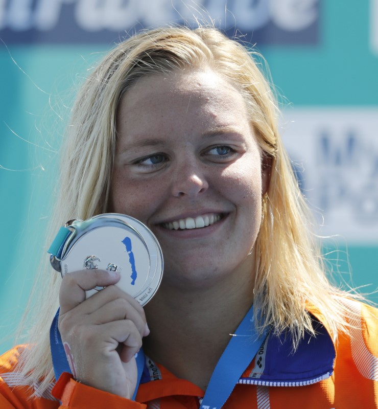 © Reuters. فان رويندال تفوز بسباق خمسة كيلومترات في بطولة اوروبا للسباحة