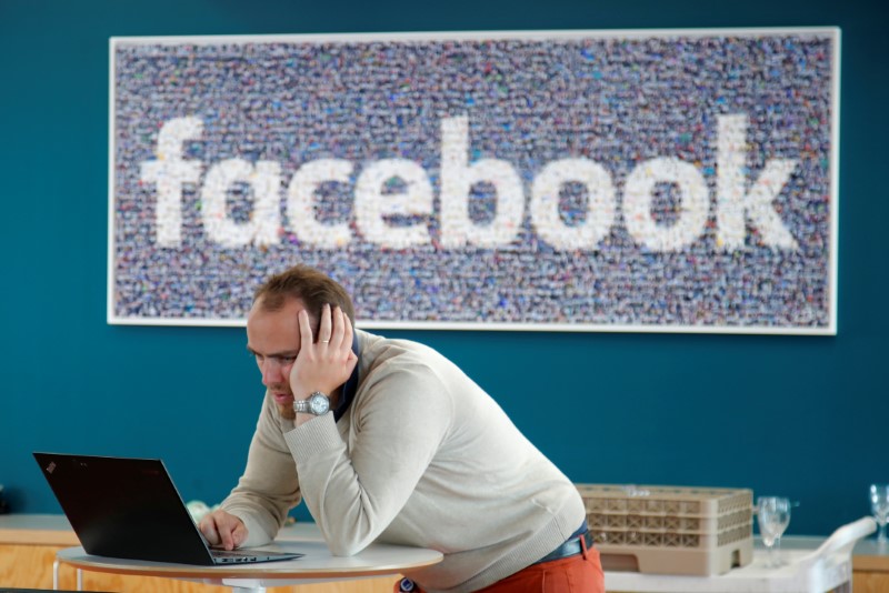 © Reuters. Visitante trabalha em seu computador na sede do Facebook em Paris