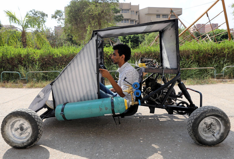 © Reuters. طلاب مصريون يصممون سيارة تعمل بطاقة الهواء