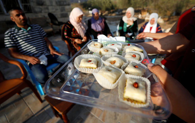 © Reuters. عائلة فلسطينية تحتفل "بفوز" واحدة من أبنائها بعضوية الكونجرس الأمريكي