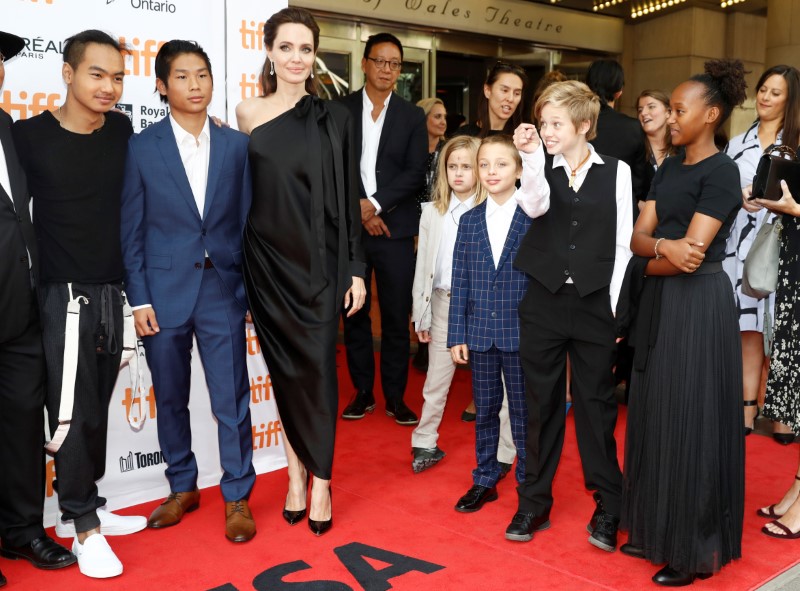 © Reuters. Jolie no Festival de Toronto com os filhos