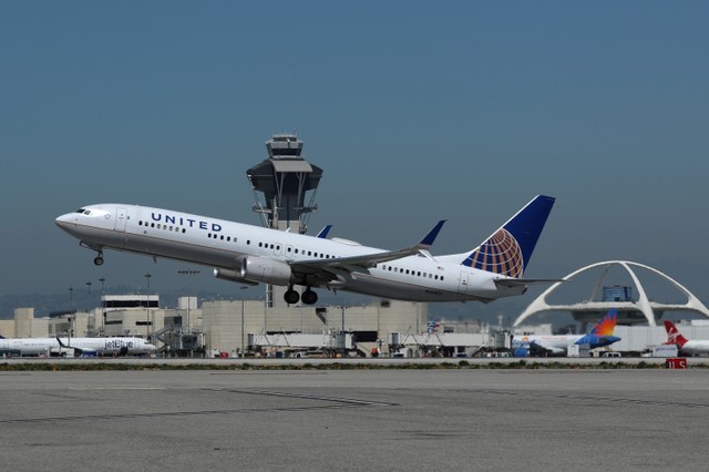 © Reuters. United Airlines Boeing 737 plane takes off from Los Angeles International airport