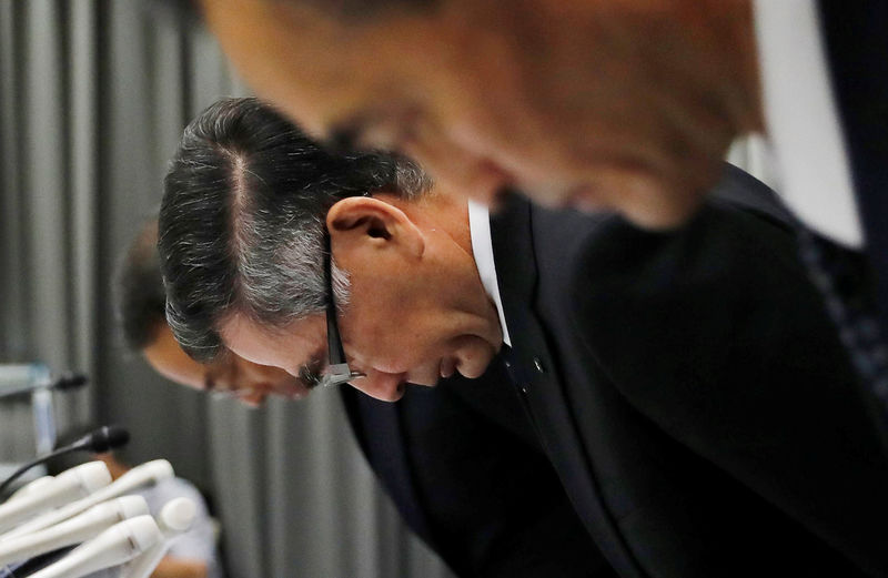 © Reuters. Suzuki Motor CEO Suzuki bows with other executives during a news conference in Tokyo