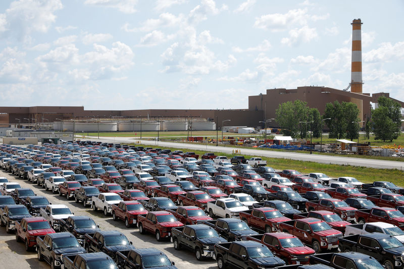 © Reuters. Assembled trucks are ready for delivery at GM's Chevrolet Silverado and GMC Sierra pickup truck plant in Fort Wayne Indiana