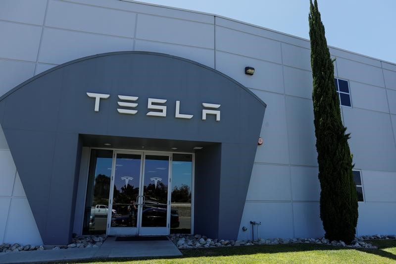 © Reuters. La SEC examina los tuits de Musk sobre planes para excluir de bolsa a Tesla