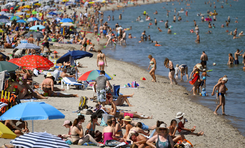 © Reuters. People enjoy bathing at the beach at Timmendorfer Strand at the Baltic Sea