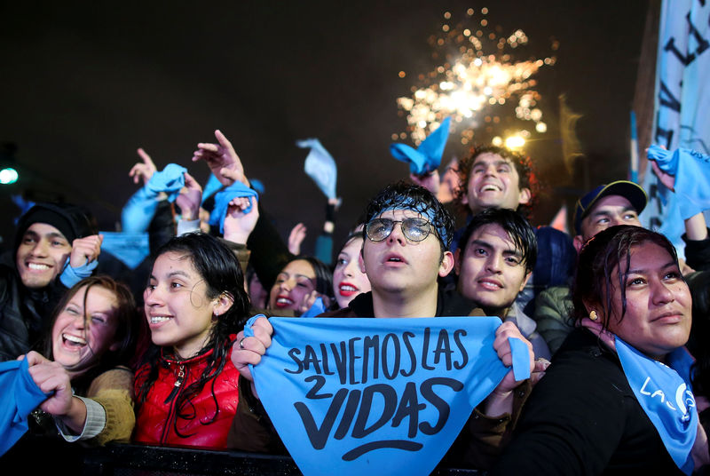 © Reuters. Manifestanti anti-aborto stanotte a Buenos Aires