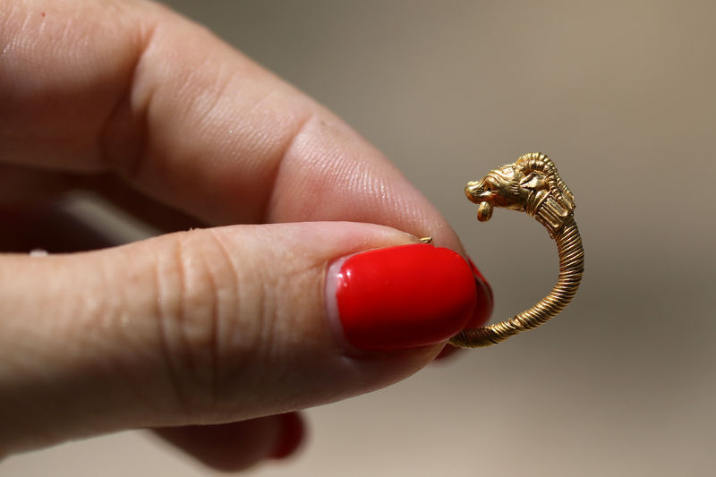 © Reuters. اكتشاف قرط ذهبي في القدس يعود تاريخه لألفي عام