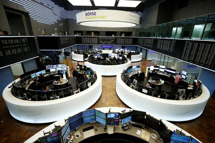 © Reuters. Operatori al lavoro alla borsa di Francoforte