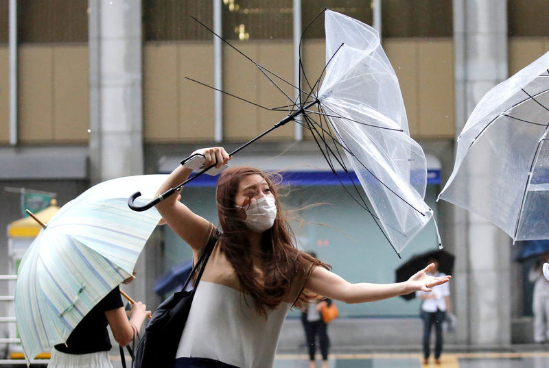 © Reuters. طوكيو تنجو من إعصار مر دون خسائر