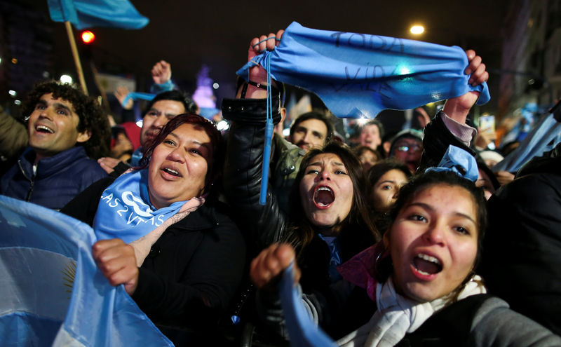 © Reuters. Ativistas antiaborto comemoram decisão do Senado da Argentina contra projeto de lei para legalizar o aborto, em Buenos Aires