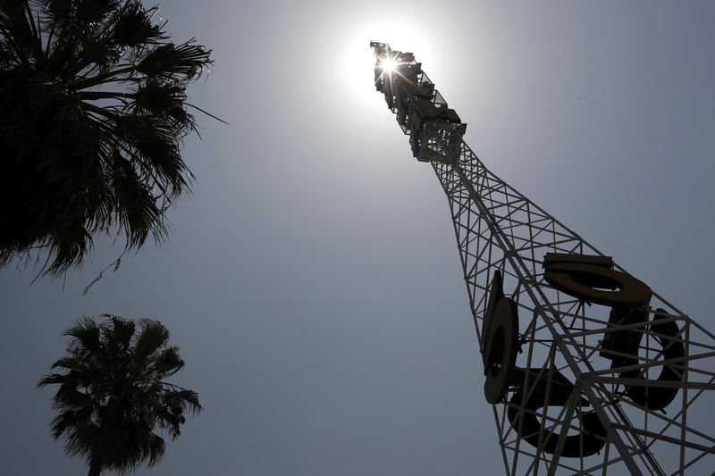 © Reuters. FILE PHOTO: The tower of Tribune Broadcasting Los Angeles affiliate KTLA 5 is seen in Hollywood, Los Angeles