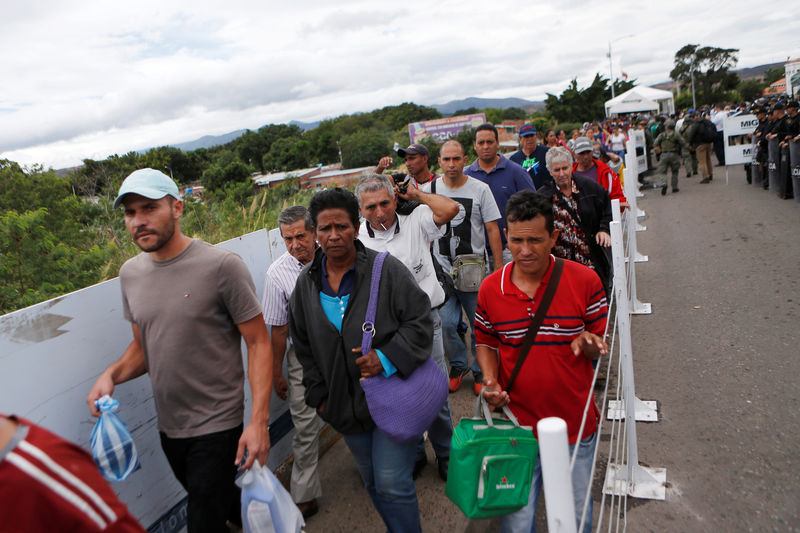 © Reuters. Fila de pessoas para atravessar fronteira da Venezuela para a Colômbia em Cucuta, na Colômbia