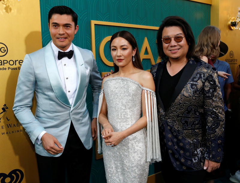 © Reuters. Autor Kevin Kwan e atores Henry Golding e Constance Wu posam na pré-estreia de "Podres de Ricos" em Los Angeles