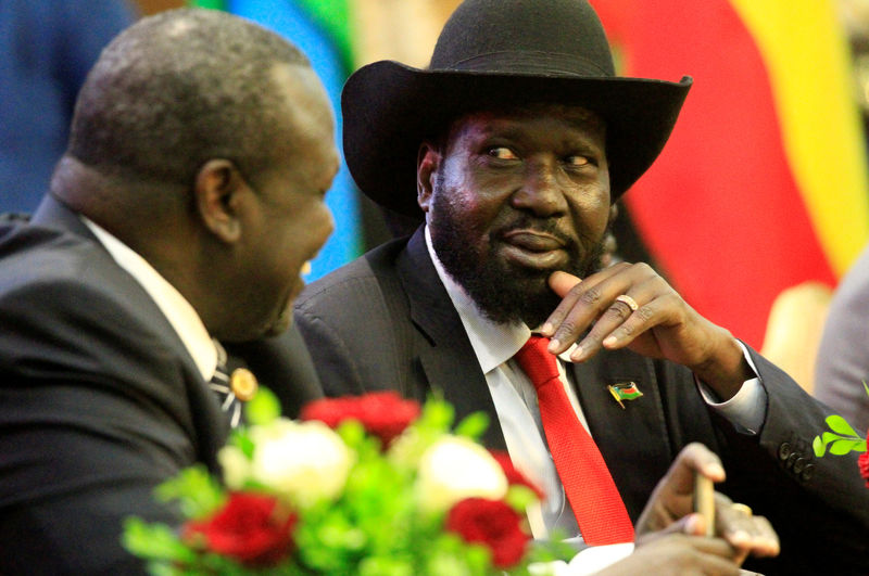 © Reuters. Presidente do Sudão do Sul, Salva Kiir, conversa com líder rebelde Riek Machar