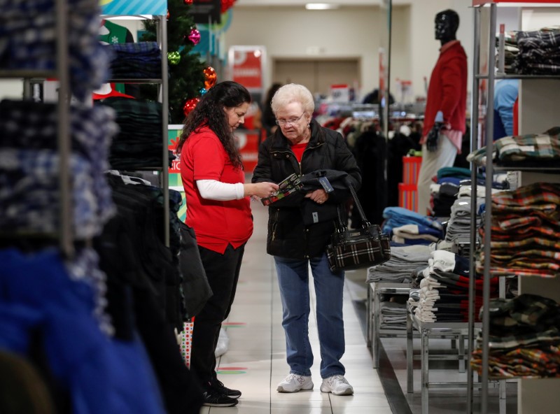 © Reuters. A shopper is assisted by an employee at the J.C. Penney department store in North Riverside