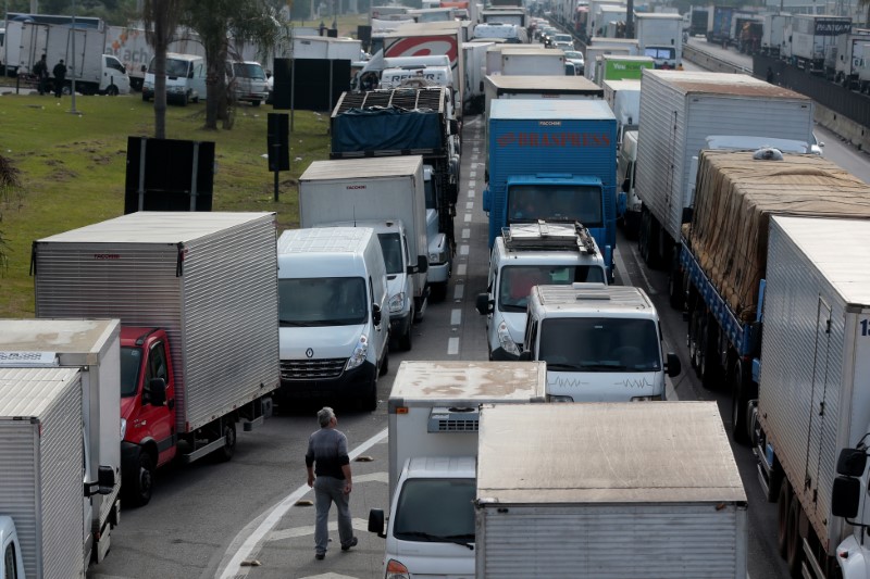 © Reuters. Caminhões parados na rodovia Régis Bittencourt durante a greve dos caminhoneiros contra os preços do diesel no fim de maio