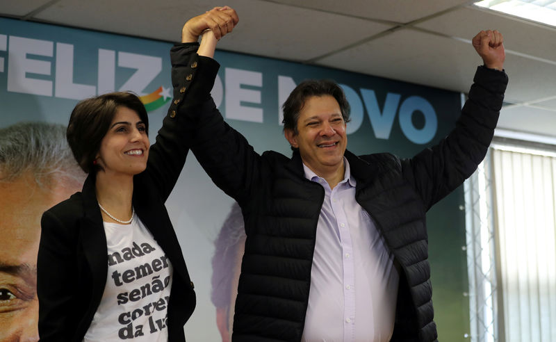 © Reuters. Candidato a vice-presidente pelo PT, Fernando Haddad, e deputada estadual Manuela D'Ávila, posam para foto antes de coletiva de imprensa em São Paulo