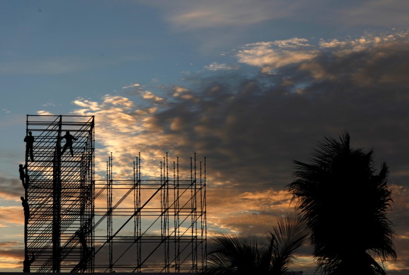 © Reuters. Funcionários trabalham em estrura de metal em construção na praia de Iracema, Fortaleza, Brasil