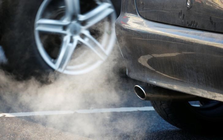 © Reuters. Fumaça sai de escapamento de carro
