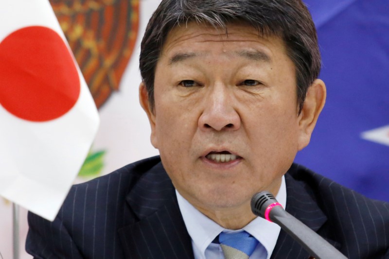 © Reuters. FILE PHOTO: Japanese Minister of Economic Revitalization Motegi attends a news conference on the TPP Ministerial Meeting during APEC 2017 in Da Nang