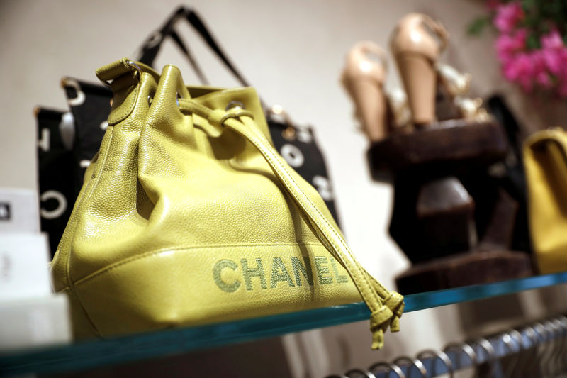 © Reuters. FILE PHOTO: A Chanel handbag for sale is displayed at The RealReal shop, a seven-year-old online reseller of luxury items on consignment in the Soho section of Manhattan, in New York City