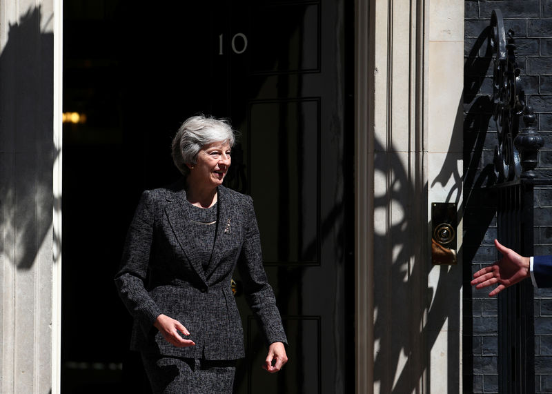 © Reuters. Britain's Prime Minister, Theresa May, greets Qatar's Emir Sheikh Tamim bin Hamad al-Thani on the doorstep of 10 Downing Street, London