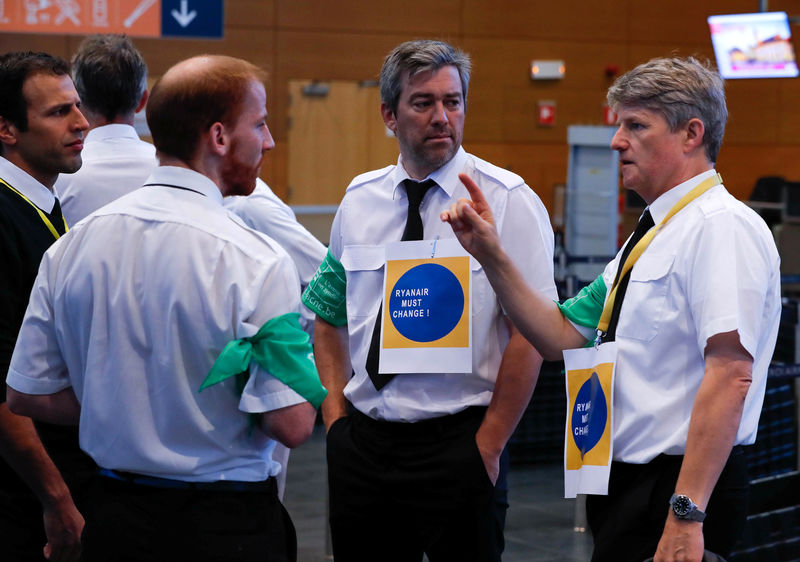 © Reuters. Belgian pilots of Ryanair take part in a protest during a wider European strike at the airline at Brussels South Airport of Charleroi