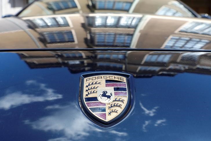 © Reuters. FILE PHOTO The Porsche logo is seen in Berlin