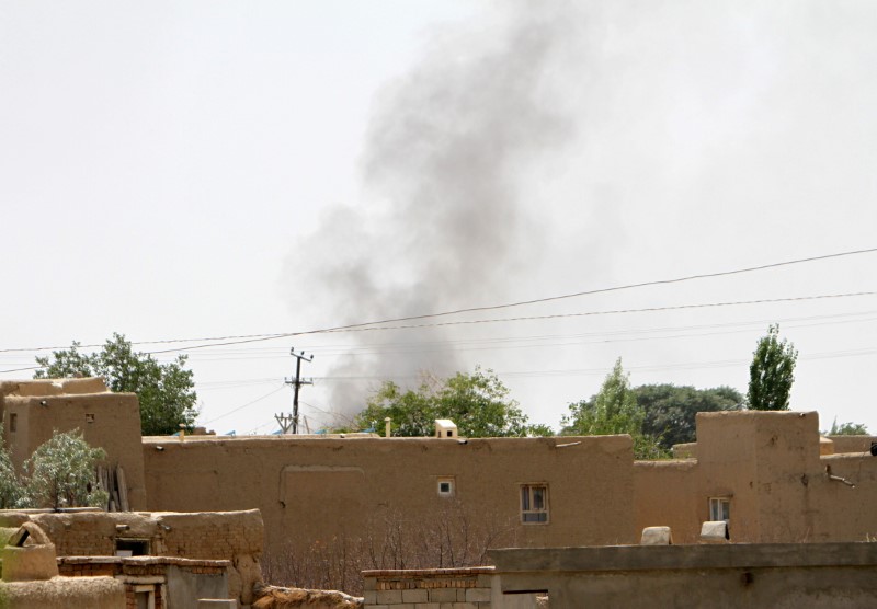 © Reuters. مقاتلو طالبان يقتحمون مدينة غزنة بوسط أفغانستان