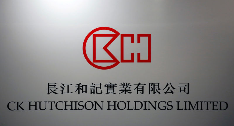 © Reuters. FILE PHOTO: The company logo of CK Hutchison Holdings is displayed at a news conference in Hong Kong