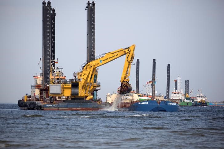 © Reuters. Плавучие экскаваторы ведут подводные работы для укладки газопровода Северный поток-2 близ Лубмина в Германии