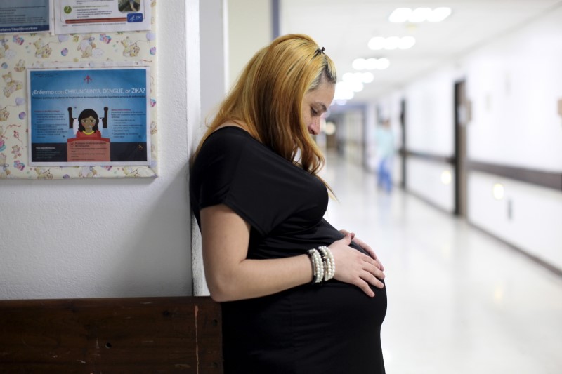 © Reuters. السمنة والسكري أثناء الحمل يزيدان فرص إصابة الأطفال باضطرابات نفسية