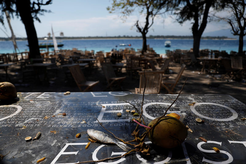 © Reuters. El número de muertos por el terremoto en Lombok sube a más de 320