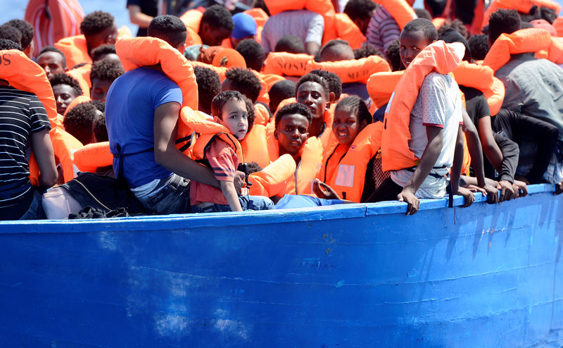 © Reuters. Imigrantes em barco de madeira aguardam resgate do navio Aquarius no Mar Mediterrâneo