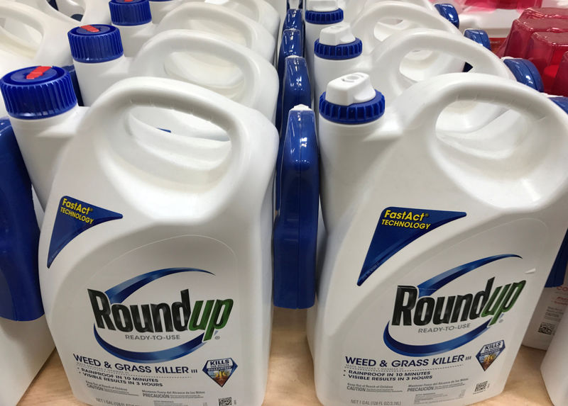 © Reuters. FILE PHOTO: Monsanto Co's Roundup shown for sale in California