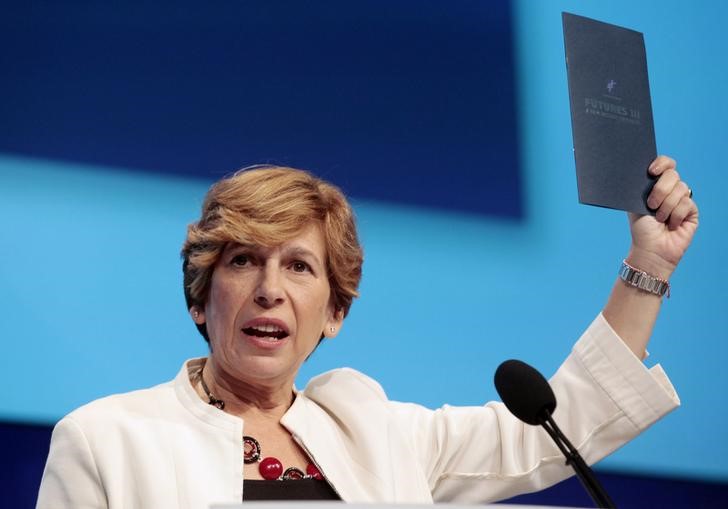 © Reuters. FILE PHOTO: Weingarten, president of the AFT, addresses the audience of public school teachers during a convention in Detroit