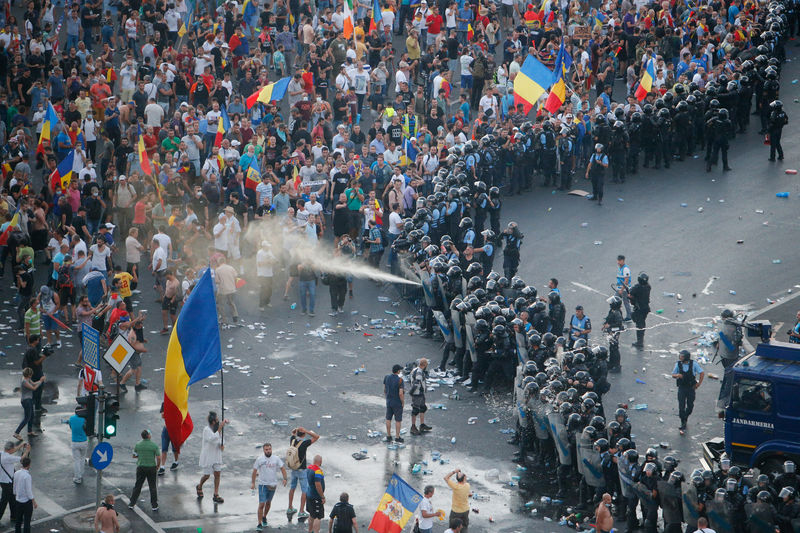 © Reuters. تحول احتجاج ضد الحكومة في رومانيا لأعمال عنف