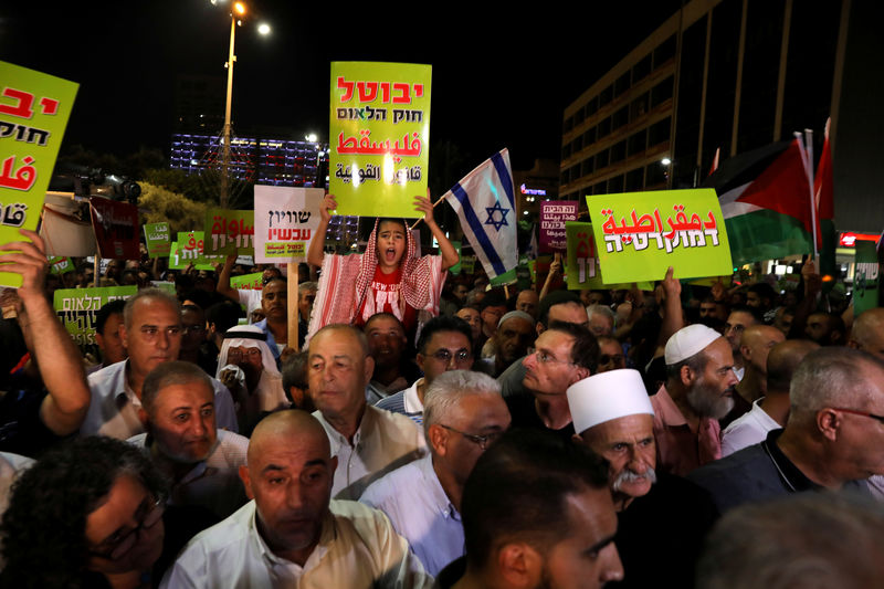 © Reuters. العرب في إسرائيل ينظمون مسيرات للاحتجاج على قانون الدولة القومية الجديد