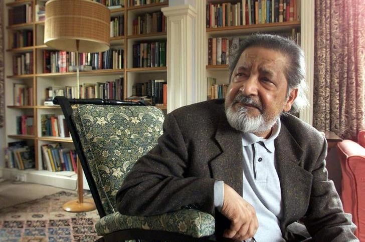 © Reuters. Imagen de archivo del Nobel de literatura británico V.S. Naipaul en su casa cerca de Salisbury, Wiltshire. Octubre 11, 2001.