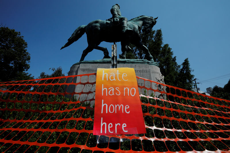 © Reuters. Un cartel huelga de la estatua del general confederado de la Guerra Civil Robert E. Lee en Charlottesville