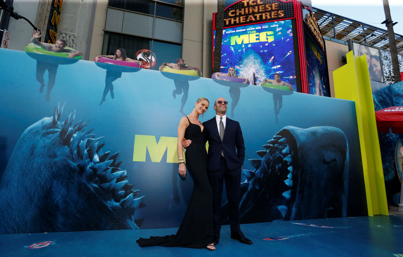 © Reuters. Cast member Statham and model Huntington-Whiteley pose at the premiere for "The Meg" in Los Angeles
