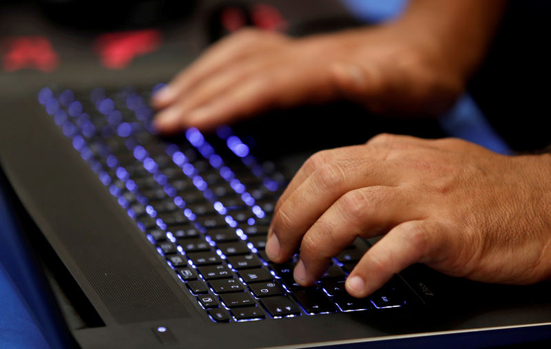 © Reuters. FILE PHOTO: A man types into a keyboard during the Def Con hacker convention in Las Vegas