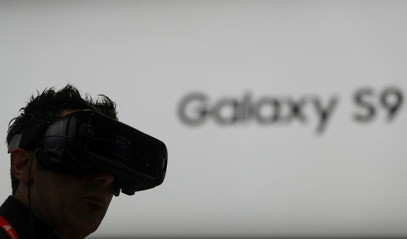 © Reuters. FILE PHOTO: A man checks Samsung's Virtual Reality device at the Mobile World Congress in Barcelona